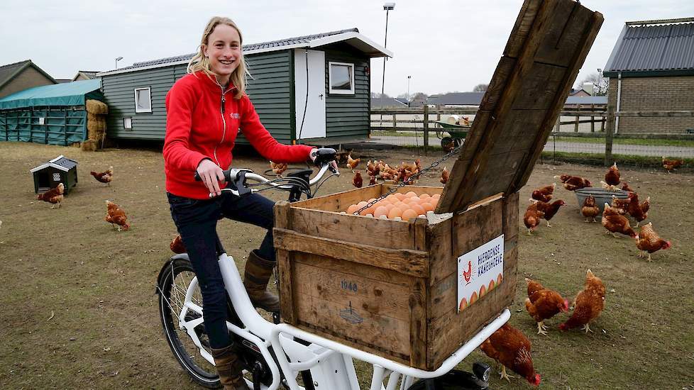 Joanne Olofsen (18) uit Hierden heeft met 250 leghennen een fulltime job. Ze brengt zelf de eieren naar haar klanten op haar e-bike.
