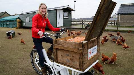 Joanne Olofsen (18) uit Hierden heeft met 250 leghennen een fulltime job. Ze brengt zelf de eieren naar haar klanten op haar e-bike.