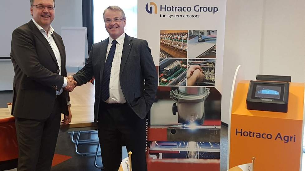 Erik Helmink (links) benoemt tot directeur van Hotraco Agri door algemeen directeur Diederik Fetter van de Hotraco Group.