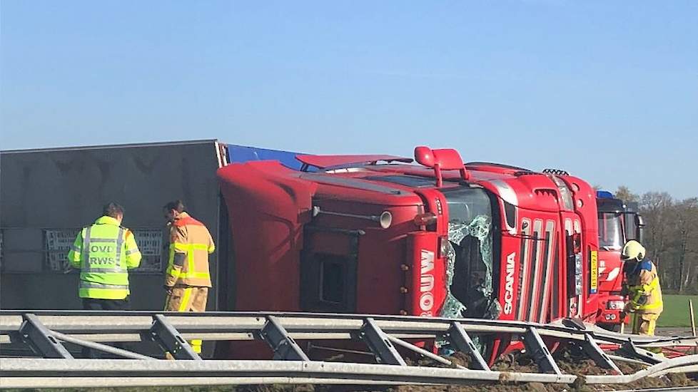 Een vrachtwagen met levende kippen is woensdagochtend op de A50 van Zwolle naar Apeldoorn gekanteld. Hoe het ongeval kon gebeuren, is niet bekend. Ook is niet duidelijk of er gewonden zijn.