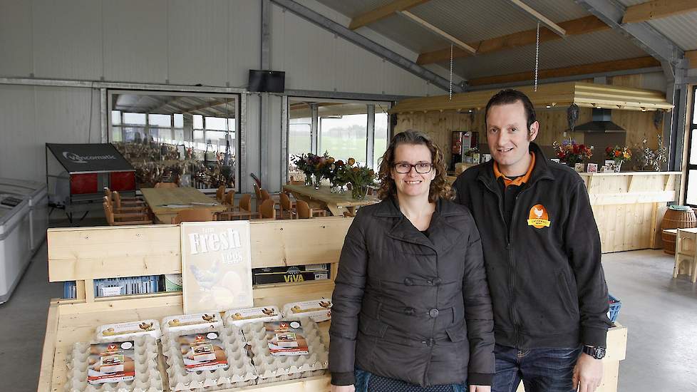 Gertjan en zijn vrouw Anita Lagerweij in hun boerderijwinkel. De leghennenhouders namen in oktober hun twee nieuwe volièrestallen en nieuwe boerderijwinkel in gebruik.