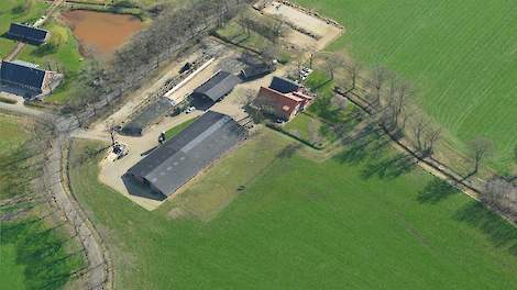 De nieuwe melkveestal wordt rechts naast de oude ligboxenstal gebouwd. Op die plek ligt nu nog een elektriciteitskabel van Alliander. „Heb je plannen voor nieuwbouw of aanpassing waarbij werkzaamheden nodig zijn van bijvoorbeeld een netbeheerder, kom er z