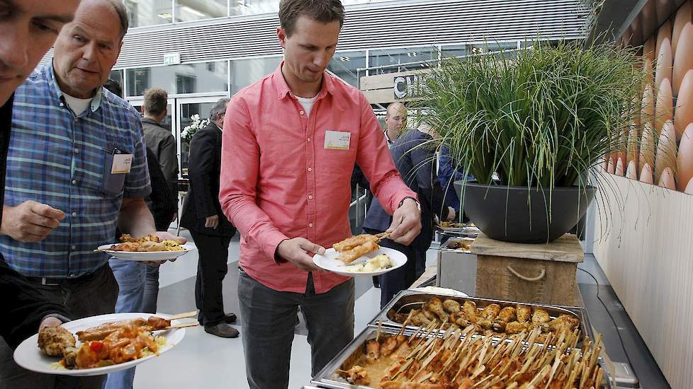 Mensen die geregeld vlees eten (minimaal drie keer per week) zijn niet vaker dragers van ESBL’s dan vegetariërs en veganisten. Mensen die verre reizen maken en minder aandacht besteden aan persoonlijke hygiëne zijn wel vaker drager.