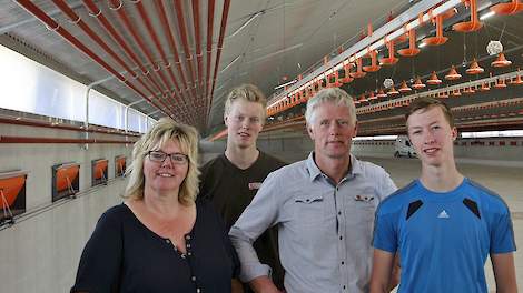 Tjitske (50), haar zoon Roel-Pieter (19), man Bauke (49) en zoon Rein (17) de Jong (van links naar rechts) in één van hun twee nieuwe vleeskuikenstallen. De familie bouwde op hun bedrijf in het Friese Ried twee nieuwe vleeskuikenstallen voor ieder 39.000