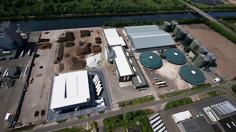 In de fabriek in Helmond produceert Ferm O Feed organische meststoffen van pluimveemest. In de aanvoerhal, rechtsboven op de foto, wordt de mest opgeslagen en in de aangrenzende hal verwerkt. De ronde silo´s verhuurt Ferm O Feed. De fabriek ligt aan de Zu