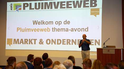 Avondvoorzitter Ben Mooiweer van Pluimveeweb opende om 19.00 uur de thema-avond Markt en Ondernemen. De ruim 150 bezoekers, waarvan het merendeel pluimveehouders, luisterden aandachtig toe.