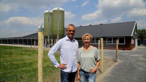 Gert (49) en Marjan (49) voor het nieuwe deel van de uitloop. De stal meet 36 bij 113 meter en biedt ruimte aan 39.952 vrije uitloophennen. Gert en Marjan kunnen in totaal ruim 67.000 vrije uitloophennen houden. Het koppel van 27.900 vrije uitloophennen i