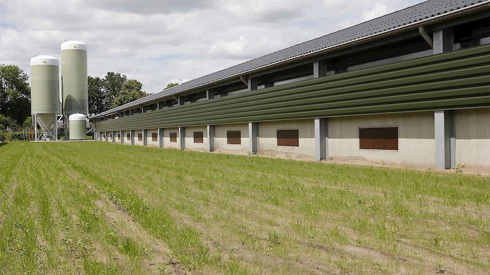 „Alle inkomende lucht in pluimveestallen filteren met zogeheten HEPA-filters is geen optie voor alle pluimveestallen in Nederland. De extra kosten hiervan zouden de meeste legpluimveehouders over het randje duwen", zegt onderzoeker Bram Bos van Wageningen