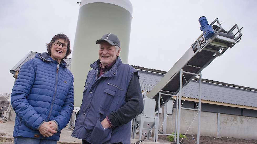 Henk Hassing (hier naast zijn vrouw Jeanette) koos vanwege zijn goede ervaringen voor een vlakbodemsilo voor zijn biologische leghennenstal, die hij vorig jaar in gebruik nam.