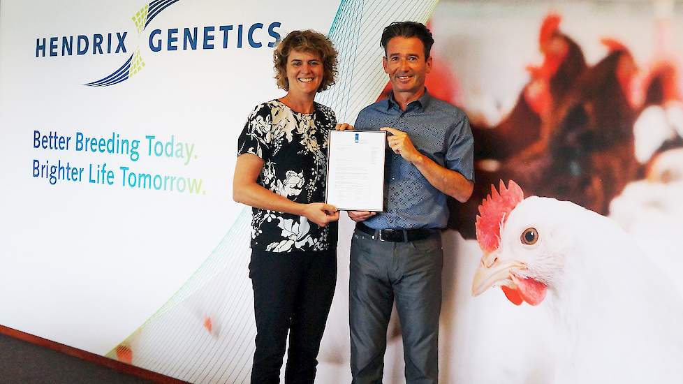 Dorothé Ducro, Global Quality Manager van Hendrix Genetics Layers, en dierenarts Bart Stokvis van Hendrix Genetics Layers, met het AI-compartimenteringscertificaat.