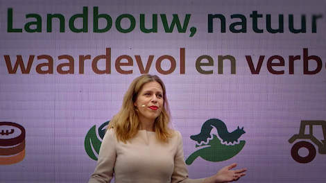 52 procent van de Nederlanders heeft relatief veel vertrouwen in de landbouwminister Carola Schouten. Dat blijkt uit onderzoek van EenVandaag onder 20.931 mensen. 52 procent van de deelnemers aan het onderzoek geeft haar de hoogste vertrouwensscore.