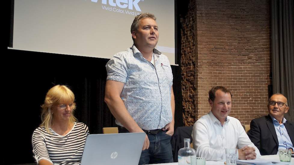 Vermeerderaar Twan Engelen uit Someren (staand in de midden) is vorige week unaniem herkozen als bestuurslid van Novi-Pluim B.V. voor een bestuursperiode van drie jaar.