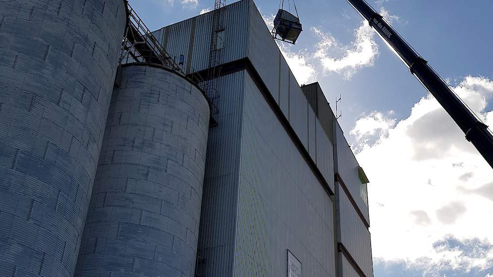 De plaatsing van de zeef was een spectaculaire operatie. Met een kraan is de 7 ton-wegende zeef op een hoogte van 42 meter de fabriek in gehesen.