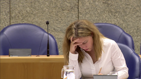 Minister Schouten luistert naar de Kamer Beeld: stil videofeed Tweede Kamer