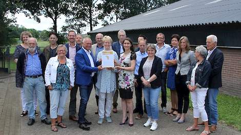 Tijdens het 10 jarig jubileum feest van het Volwaard scharrelconcept en het Beter Leven Keurmerk namen Marijke de Jong van de Dierenbescherming en Ad Kemps samen met de pluimveehouders van het eerste uur en de ketenpartners de Agrofoodpluim in ontvangst.