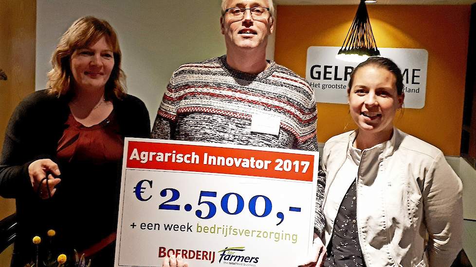 Een trotse Hans Hazenberg bij de uitreiking van de Innovatie Award op 12 december 2017, op de kop af 1 jaar nadat er op zijn bedrijf in Abbega hoogpathogene vogelgriep was vastgesteld.