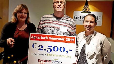 Een trotse Hans Hazenberg bij de uitreiking van de Innovatie Award op 12 december 2017, op de kop af 1 jaar nadat er op zijn bedrijf in Abbega hoogpathogene vogelgriep was vastgesteld.