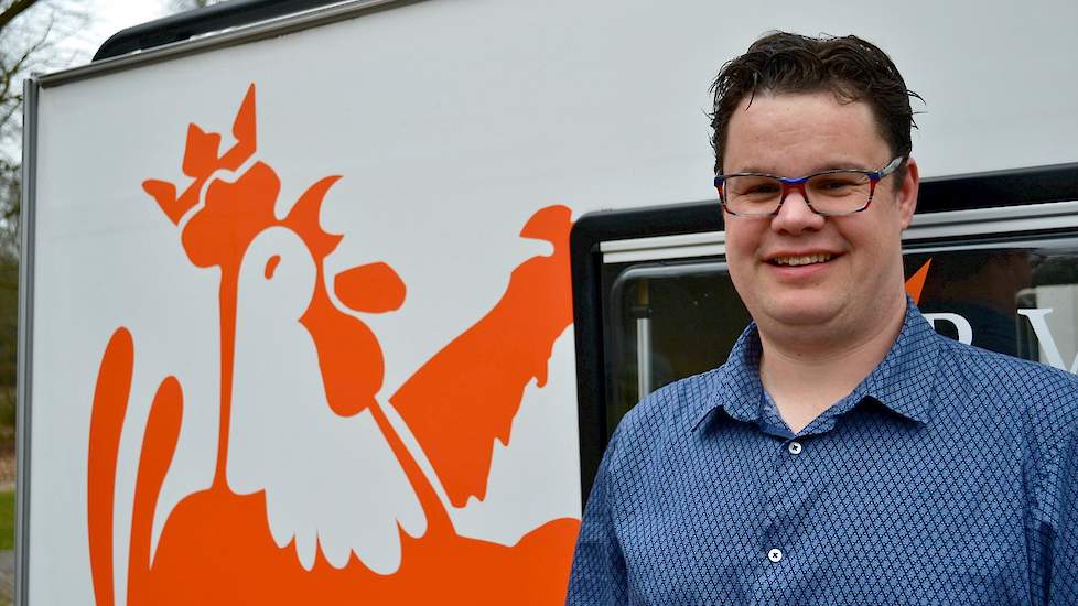 Christian van Bommel (42) vermarkt een deel van zijn Volwaard-kippen zelf, onder de naam Oma's Kip.