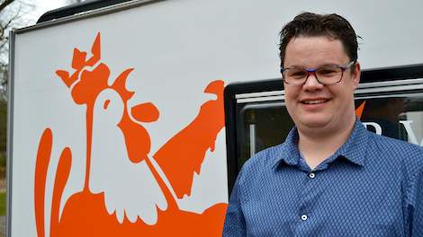 Christian van Bommel (42) vermarkt een deel van zijn Volwaard-kippen zelf, onder de naam Oma's Kip.