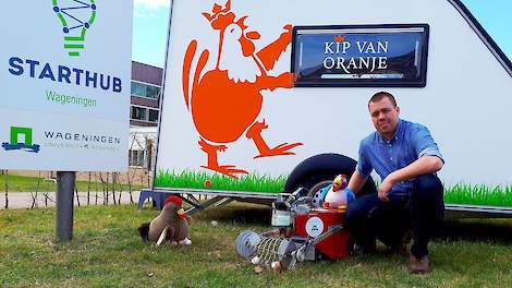 Bastiaan Vroegindeweij demonstreert voor de Kip van Oranje-caravan de Poultry Bot, een robot die grondeieren kan oprapen.