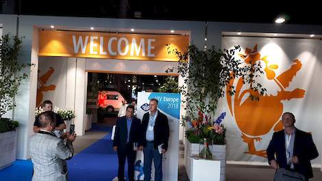 Kip van Oranje verwelkomde alle bezoekers van de VIV Europe 2018.  Via de centrale ingang liepen de bezoekers over het innovatieplein.
