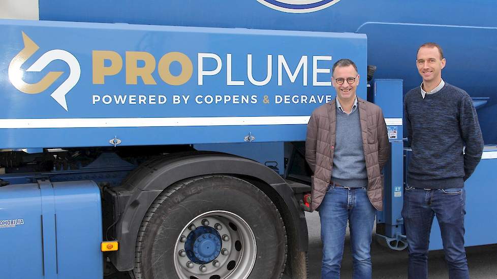 Jan Degrave van Voeders Degrave (links) en Bert van Boxtel, pluimveespecialist van ProPlume blikken samen terug op een jaar ProPlume.