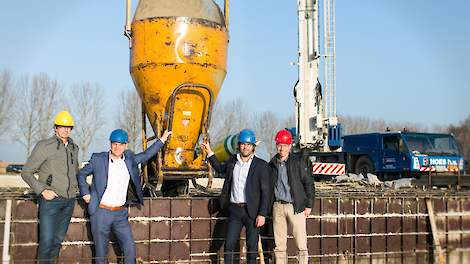 v.l.n.r. Wilfried Goldewijk (manager group support & development pigs), Kees Janssen (directeur Agra-Matic), Martin Rijnen (group director nutrition), Johan Zonderland (team leader concept development pigs).