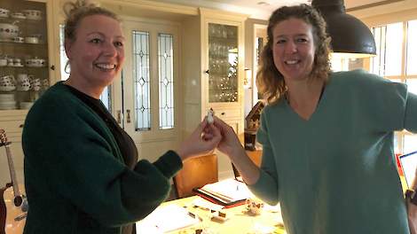 Mariska Oving (rechts), leghennenhoudster in het Drentse Odoornerveen, volgt Marjan Van de Vis (links) uit het Gelderse Voorthuizen op als woordvoerder van de mmmEggies.