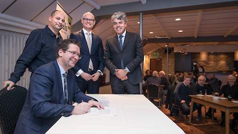 Zittend notaris Branko Reumkens, staand links notaris Mark Lennarts, staand midden gedeputeerde Hubert Mackus, staand rechts LLTB-voorzitter Léon Faassen