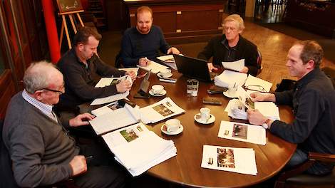 Van links naar rechts jurylid Kees van Velzen, jurylid Maurice Kaul, redacteur en coördinator Anne Hiemstra, jurylid Willem van Laarhoven en jurylid Ton Lansbergen.