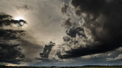 Donkere wolken boven het platteland