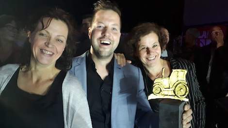 Pluimveehoudster Jolanda Kieftenbeld uit Haarle, Melkveehouder Geertjan Kloosterboer uit Deventer en melkveehoudster Henny Verhoeven uit Keldonk (Brabant) met de award. Zij zijn tevens bestuursleden van Team Agro NL.