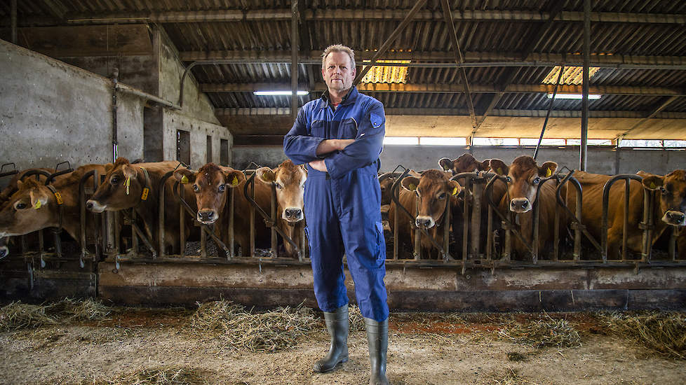 Startend biologisch melkveehouder Hans Nieuwenburg wordt als 'snelle groeier' geconfronteerd met een boete van 190.000 euro.