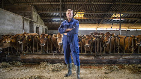 Startend biologisch melkveehouder Hans Nieuwenburg wordt als 'snelle groeier' geconfronteerd met een boete van 190.000 euro.