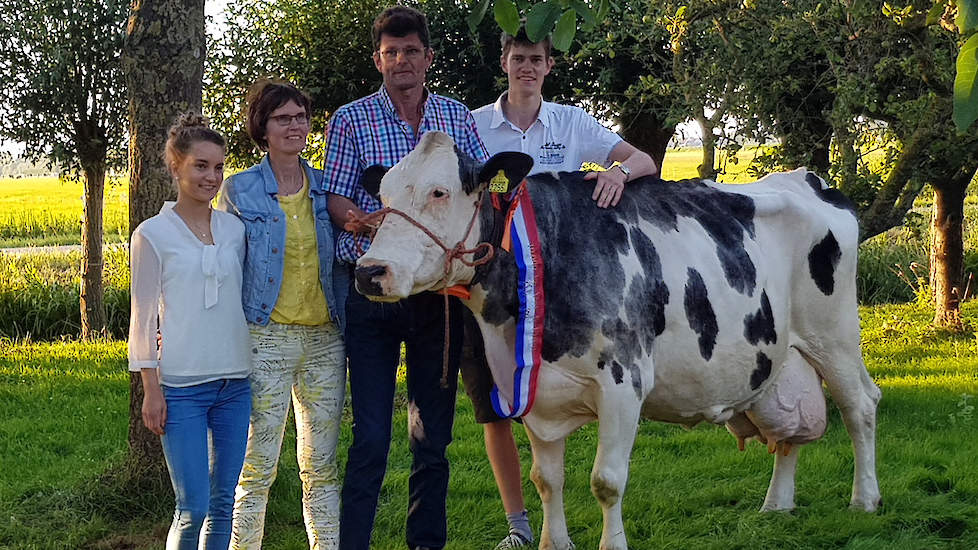 Familie Schep met Dora 80, de eerste ProCROSS koe met 10.000 kg vet en eiwit