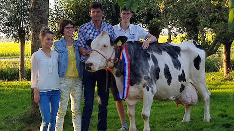 Familie Schep met Dora 80, de eerste ProCROSS koe met 10.000 kg vet en eiwit