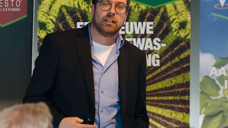 Crop Advisor Sander Uwland bespreekt de resultaten van de grote praktijkproef met het biologische fungicide Serenade