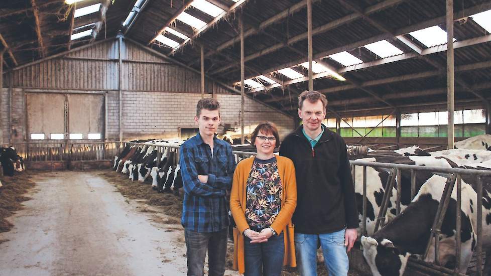 Pieter, Adrie en Inge verhuizen met hun melkveebedrijf van Gouderak naar Lopik.