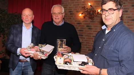 Uit handen van de voorzitter van de Korenwolfcommissie Piet Franssen (l) ontvingen Henny Hartmann (m) en Peter Schyns cadeaus voor hun goed korenwolfbeheer.