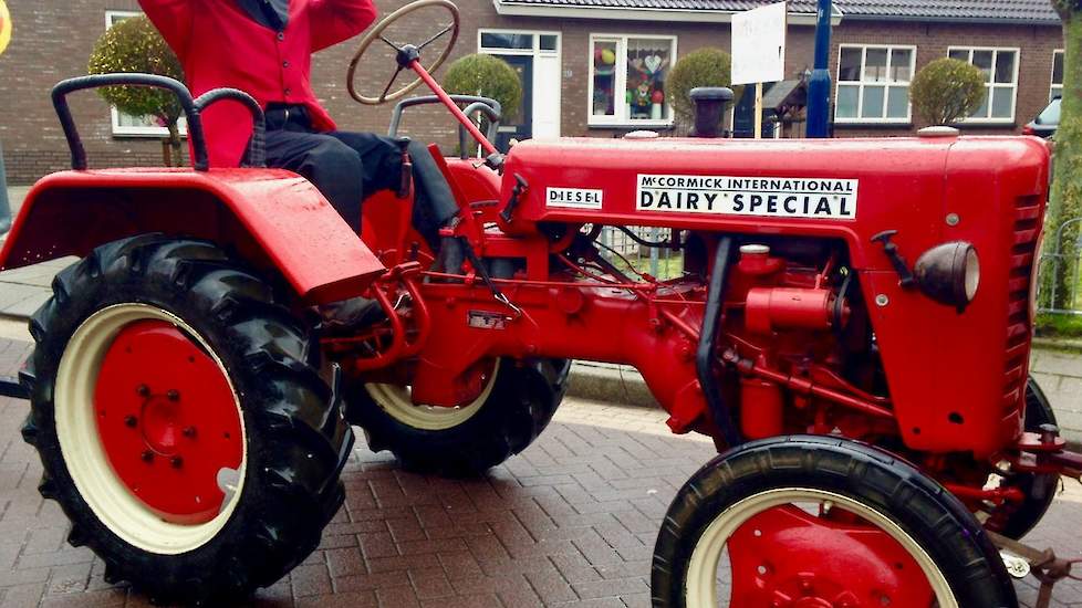 Deze McCormick oldtimer is van stal gehaald voor de carnavalsoptocht in Wehl (Achterhoek).