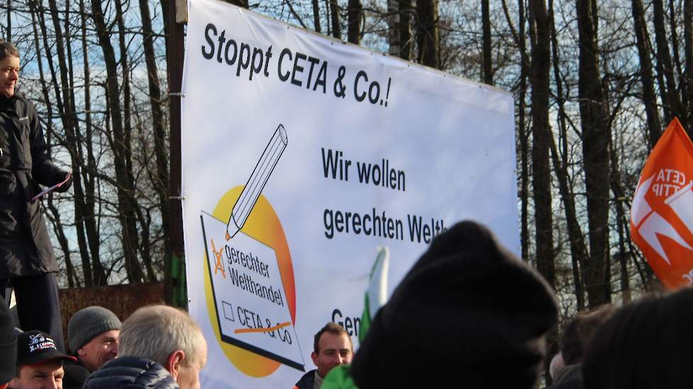 Groepen Europese boeren verzetten zich tegen de CETA. Zo vond vrijdag 25 januari 2019 een boerenprotest tegen de CETA plaats op de grens tussen België en Duitsland.