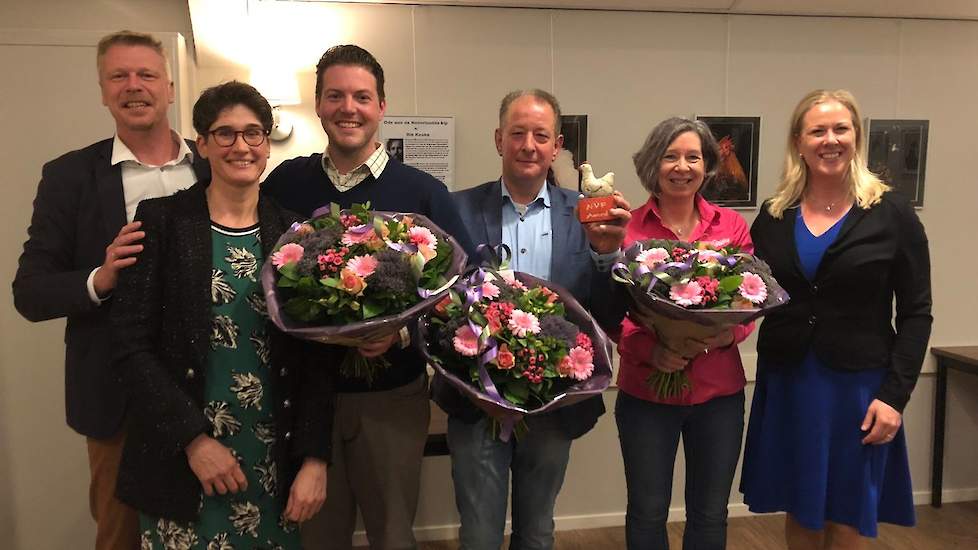 Alle drie genomineerden voor de prijs kregen een bos bloemen. Voorzitter John Spithoven van de Stichting Agrifacts (midden) nam de NVP-award in ontvangst.