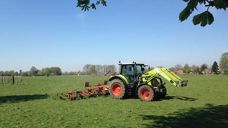 Dit perceel grasland in Wehl (Achterhoek) is vorig jaar nieuw ingezaaid en een paar dagen geleden gemaaid. Vandaag was het weer - zonnig en voldoende wind - ideaal om te schudden.