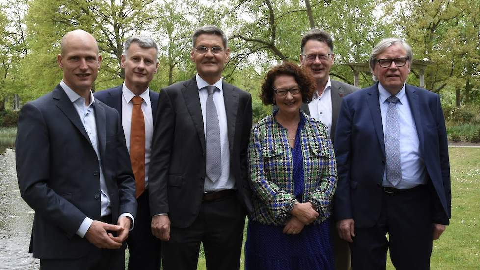 Nieuw dagelijks bestuur waterschap Brabantse Delta: v.l.n.r. Niels Mureau (Ons Water / Waterbreed), Hans Peter Verroen (CDA), dijkgraaf Kees Jan de Vet, Cécile Franssen (VVD), Kees de Jong (Ongebouwd) en Theo Schots (Bedrijven).