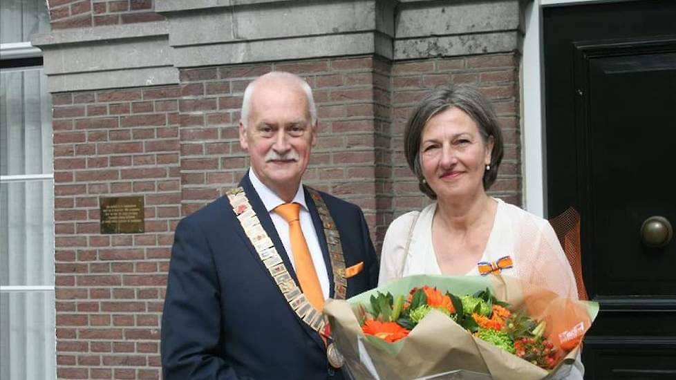 Vice-voorzitter Gina van Elten ontving vrijdag 26 april uit handen van burgemeester Asje van Dijk de versierselen behorend bij: 'lid in de orde van Oranje Nassau'.