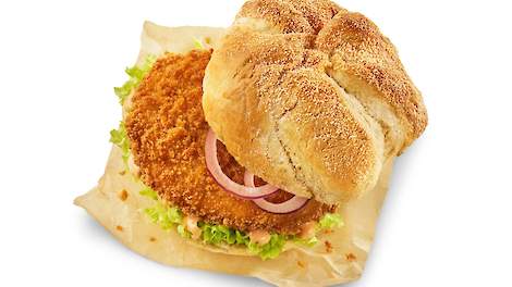 Mora Crispy Chick’n burgers worden sinds kort gemaakt van vlees van uitgelegde moederdieren van duurzaamheidslabel NoviPlus.