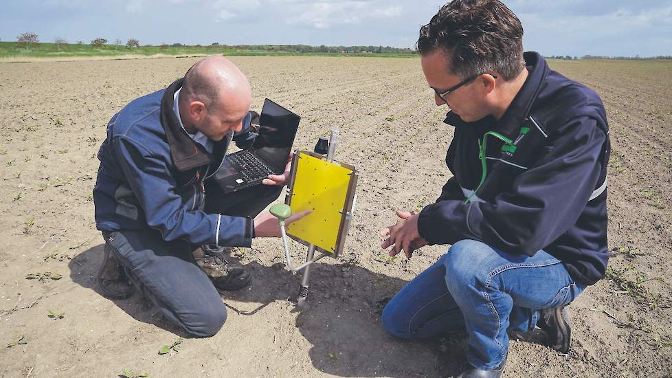 Robbert Boon (links) en Aat-jan Troost analyseren de eerste resultaten van de digitale vangplaat.