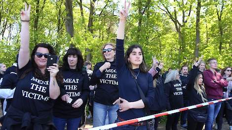 De dierenactivisten buiten bij het varkensbedrijf in Lennisheuvel, bij Boxtel.