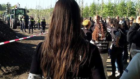 Trekkers van boeren uit de omgeving zijn op het erf gereden waar de dierenactivisten een varkensstal hebben bezet.