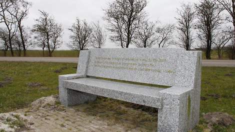 Deze stenen bank in Kootwijkerbroek geldt als monument voor de MKZ-crisis.